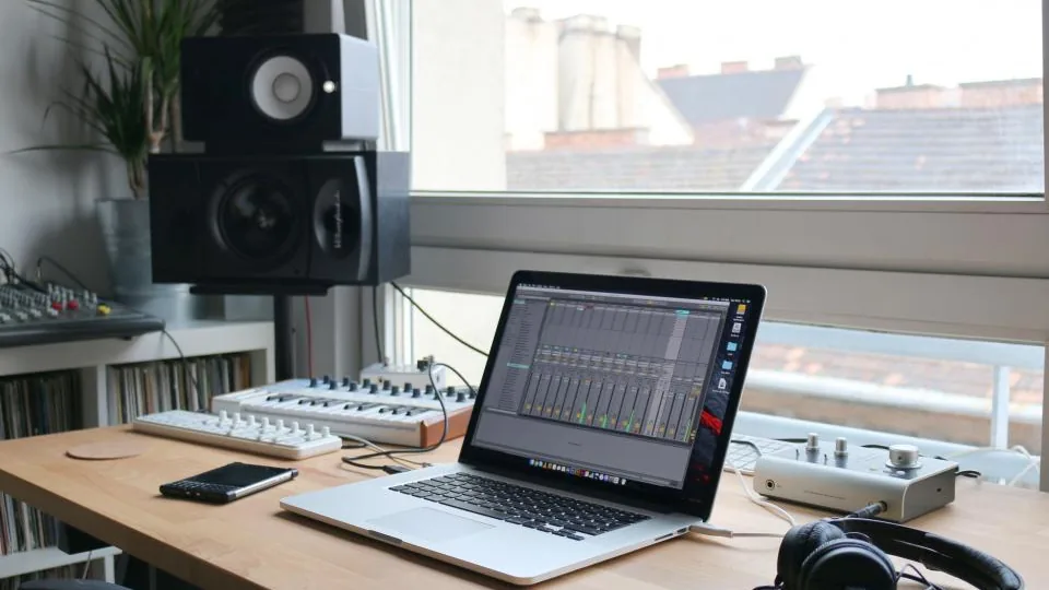 Home vs Webcam Studio: Which Working Setup Fits You?